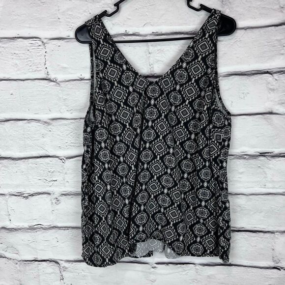 Torrid Black & White Geo Print Sleeveless V-Neck Blouse Top Size 1 - Picture 2 of 8